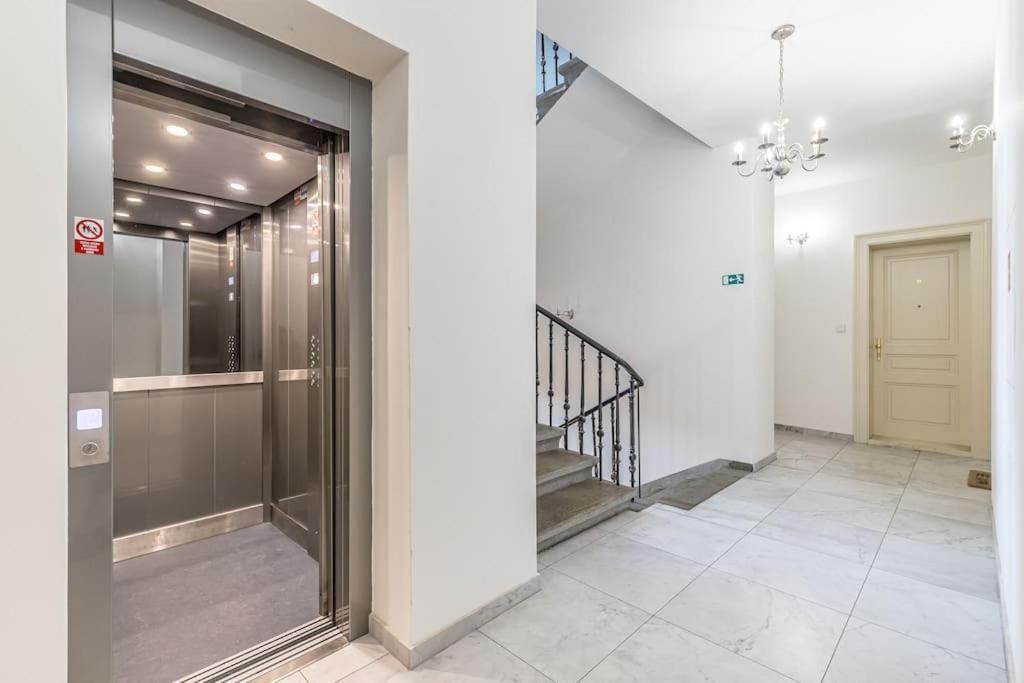 Cozy Quiet New Apartment In Karlin Square Prague Exterior photo